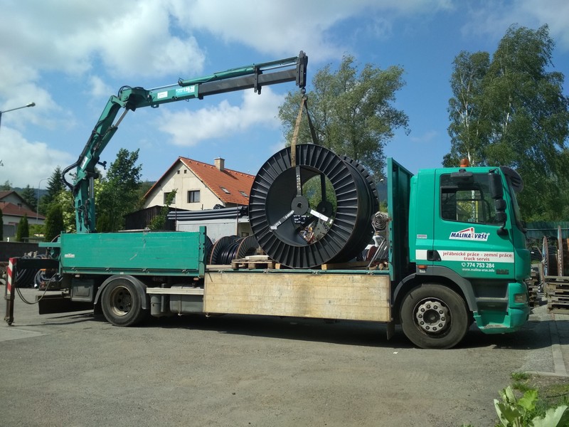 Nákladní auto s hydraulickou rukou